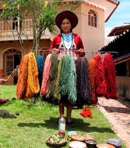 EXPERIENCIA TEXTIL CON TINTES NATURALES EN CHINCHERO