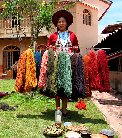 EXPERIENCIA TEXTIL CON TINTES NATURALES EN CHINCHERO